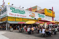 El restaurante original en Coney Island, Nueva York del Nathan. fotografía de archivo libre de regalías El restaurante original en Coney Island, Nueva York del Nathan. fotografía de archivo libre de regalías