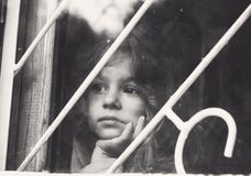 El retrato blanco y negro de la niña triste mira a través de ventana imagen de archivo El retrato blanco y negro de la niña triste mira a través de ventana imagen de archivo