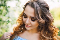 El retrato de la mujer caucásica hermosa en el vestido largo en el jardín floreciente de la primavera, pelo largo y compone, form fotos de archivo El retrato de la mujer caucásica hermosa en el vestido largo en el jardín floreciente de la primavera, pelo largo y compone, form fotos de archivo