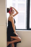 El retrato de la mujer embarazada hermosa elegante con el vientre grande y las piernas largas en verano largo negro se visten, la fotos de archivo El retrato de la mujer embarazada hermosa elegante con el vientre grande y las piernas largas en verano largo negro se visten, la fotos de archivo