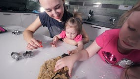 El retrato de las niñas que hacen las galletas con su madre Retrato Primer HD almacen de metraje de vídeo El retrato de las niñas que hacen las galletas con su madre Retrato Primer HD almacen de metraje de vídeo