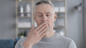 El retrato de sorprendido, sorprendió a Gray Hair Man Wondering almacen de metraje de vídeo El retrato de sorprendido, sorprendió a Gray Hair Man Wondering almacen de metraje de vídeo