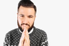 El retrato de un hombre con una barba, astucia, el individuo concibió algo, fondo blanco aislado Emociones humanas negativas fotos de archivo libres de regalías El retrato de un hombre con una barba, astucia, el individuo concibió algo, fondo blanco aislado Emociones humanas negativas fotos de archivo libres de regalías