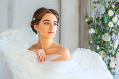 El retrato de una muchacha hermosa envuelta en el ángel blanco se va volando fotos de archivo libres de regalías El retrato de una muchacha hermosa envuelta en el ángel blanco se va volando fotos de archivo libres de regalías