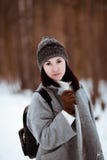 El retrato de una muchacha hermosa feliz con el pelo marrón en el bosque del invierno se vistió en un estilo del inconformista, f fotografía de archivo libre de regalías El retrato de una muchacha hermosa feliz con el pelo marrón en el bosque del invierno se vistió en un estilo del inconformista, f fotografía de archivo libre de regalías