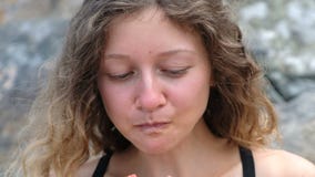 El retrato de una mujer rizada hermosa, arranca con los dientes un primer de la sandía almacen de video El retrato de una mujer rizada hermosa, arranca con los dientes un primer de la sandía almacen de video