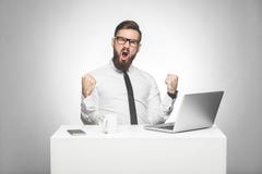 El retrato del hombre de negocios joven barbudo positivo satisfecho sorprendente hermoso en la camisa blanca y el lazo negro se e imagen de archivo El retrato del hombre de negocios joven barbudo positivo satisfecho sorprendente hermoso en la camisa blanca y el lazo negro se e imagen de archivo