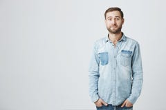 El retrato horizontal del modelo masculino joven atractivo apuesto caucásico con rastrojo y corte de pelo elegante se vistió aden fotos de archivo El retrato horizontal del modelo masculino joven atractivo apuesto caucásico con rastrojo y corte de pelo elegante se vistió aden fotos de archivo