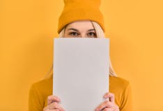 El retrato monocromático del primer interior de la mujer alegre cubre la cara con el libro blanco, tiene expresión alegre, espaci fotos de archivo libres de regalías El retrato monocromático del primer interior de la mujer alegre cubre la cara con el libro blanco, tiene expresión alegre, espaci fotos de archivo libres de regalías
