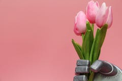 El robot da las flores Los robots dan sostienen tres tulipanes fotos de archivo libres de regalías El robot da las flores Los robots dan sostienen tres tulipanes fotos de archivo libres de regalías