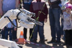El robot lleva un clavel en la mano imágenes de archivo libres de regalías El robot lleva un clavel en la mano imágenes de archivo libres de regalías
