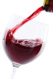 El rojo de colada de la botella de cristal del vino vierte el formato de retrato aislado en w fotos de archivo libres de regalías El rojo de colada de la botella de cristal del vino vierte el formato de retrato aislado en w fotos de archivo libres de regalías