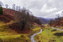 El río del otoño en las montañas Fotos de archivo libres de regalías El río del otoño en las montañas Fotos de archivo libres de regalías