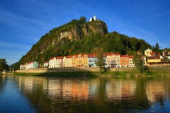 El río Elba, la pared de Sheperd, castillo de Tetschen, Decin, Tetschen, República Checa imágenes de archivo libres de regalías El río Elba, la pared de Sheperd, castillo de Tetschen, Decin, Tetschen, República Checa imágenes de archivo libres de regalías