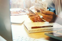 El ` s de la mujer de Asia da la cuenta de muchos billetes de banco del dinero con feliz imágenes de archivo libres de regalías El ` s de la mujer de Asia da la cuenta de muchos billetes de banco del dinero con feliz imágenes de archivo libres de regalías