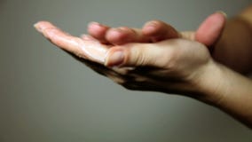 el ` s de la mujer da la extensión de un ower poner crema los fingeres el ` s de la mujer da la extensión de un ower poner crema los fingeres