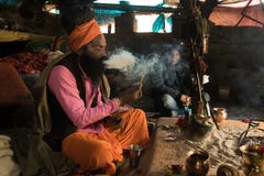 el sadhu del ermitaño fuma un compuesto narcótico que se sienta en una choza que emite un enredo grande del humo Vidas ascéticas imagen de archivo el sadhu del ermitaño fuma un compuesto narcótico que se sienta en una choza que emite un enredo grande del humo Vidas ascéticas imagen de archivo