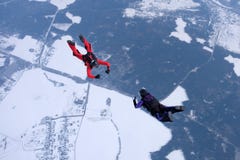 El saltar en caída libre del invierno Dos skydivers están entrenando en el cielo fotos de archivo El saltar en caída libre del invierno Dos skydivers están entrenando en el cielo fotos de archivo