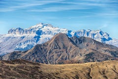 El Sass Pordoi es un alivio de las dolomías, en el grupo montañoso de Sella, provincia de Trento, Italia, visión desde el PA del fotos de archivo El Sass Pordoi es un alivio de las dolomías, en el grupo montañoso de Sella, provincia de Trento, Italia, visión desde el PA del fotos de archivo