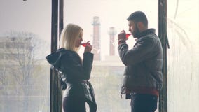 El secreto celebra el hombre y a la mujer en abandonado almacen de metraje de vídeo El secreto celebra el hombre y a la mujer en abandonado almacen de metraje de vídeo