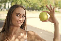 El secreto de su belleza es nutrici?n sana Dieta de la muchacha o forma de vida del vegetariano de la ayuda Las frutas contienen imagen de archivo El secreto de su belleza es nutrici?n sana Dieta de la muchacha o forma de vida del vegetariano de la ayuda Las frutas contienen imagen de archivo