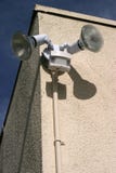 El sensor de movimiento se enciende en la cara de un edificio fotografía de archivo libre de regalías El sensor de movimiento se enciende en la cara de un edificio fotografía de archivo libre de regalías
