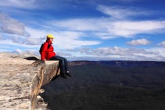 El sentarse en la cima del mundo - el caminante admira vistas de B fotografía de archivo El sentarse en la cima del mundo - el caminante admira vistas de B fotografía de archivo