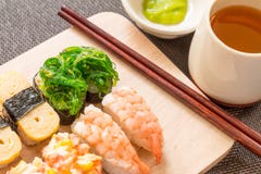 El sistema del sushi con tajada se pega, wasabi servido en la pizarra de madera, selec imagen de archivo libre de regalías El sistema del sushi con tajada se pega, wasabi servido en la pizarra de madera, selec imagen de archivo libre de regalías