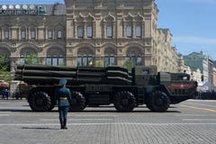 El sistema múltiple del lanzacohetes de Smerch en Plaza Roja durante el desfile militar dedicado a Victory Day Fotografía de archivo libre de regalías El sistema múltiple del lanzacohetes de Smerch en Plaza Roja durante el desfile militar dedicado a Victory Day Fotografía de archivo libre de regalías