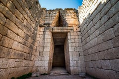 El sitio arqueológico de Mycenae cerca del pueblo de Mykines, con las tumbas antiguas, las paredes gigantes y la puerta famosa de fotos de archivo libres de regalías El sitio arqueológico de Mycenae cerca del pueblo de Mykines, con las tumbas antiguas, las paredes gigantes y la puerta famosa de fotos de archivo libres de regalías
