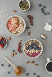 El smoothie delicioso del desayuno de Helthy rueda con las frutas, las bayas y las semillas imagen de archivo libre de regalías El smoothie delicioso del desayuno de Helthy rueda con las frutas, las bayas y las semillas imagen de archivo libre de regalías