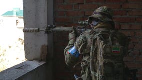 El soldado está teniendo como objetivo la blanco durante la misión El soldado está teniendo como objetivo la blanco durante la misión