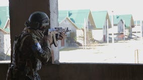 El soldado está teniendo como objetivo la blanco durante la misión El soldado está teniendo como objetivo la blanco durante la misión