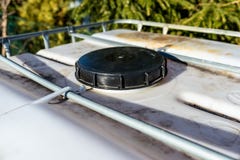 El tanque líquido industrial grande con una capacidad de 1000 litros, 265 galones con una parrilla protectora del metal Primer de imagen de archivo libre de regalías El tanque líquido industrial grande con una capacidad de 1000 litros, 265 galones con una parrilla protectora del metal Primer de imagen de archivo libre de regalías