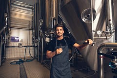 El tanque que hace una pausa del cervecero de sexo masculino en cervecería fotografía de archivo El tanque que hace una pausa del cervecero de sexo masculino en cervecería fotografía de archivo