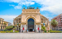 El teatro de Palermo en un día de verano soleado Sicilia, Italia meridional imagenes de archivo El teatro de Palermo en un día de verano soleado Sicilia, Italia meridional imagenes de archivo