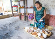 El tejer peruano del hombre Imagen de archivo libre de regalías El tejer peruano del hombre Imagen de archivo libre de regalías