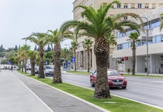 El terraplén moderno de la ciudad de la fractura en un día de verano imagen de archivo El terraplén moderno de la ciudad de la fractura en un día de verano imagen de archivo