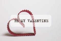 El texto de la forma del corazón sea mi tarjeta del día de San Valentín Fotos de archivo