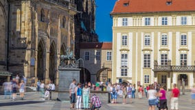 El timelapse de la corte del St Vitus Cathedral en Praga rodeó por los turistas metrajes El timelapse de la corte del St Vitus Cathedral en Praga rodeó por los turistas metrajes