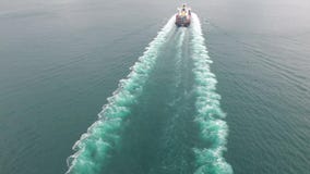 El tiro aéreo que sorprende 4k de un contenedor para mercancías envía la navegación lejos en las olas oceánicas en un día nublado almacen de metraje de vídeo El tiro aéreo que sorprende 4k de un contenedor para mercancías envía la navegación lejos en las olas oceánicas en un día nublado almacen de metraje de vídeo