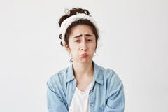 El tiro interior de femenino oscuro-cabelludo del trastorno que es abusado por alguien, labios de las curvas, ceños fruncidos, mi imagenes de archivo El tiro interior de femenino oscuro-cabelludo del trastorno que es abusado por alguien, labios de las curvas, ceños fruncidos, mi imagenes de archivo