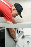 El trabajador ata una manguera del agua a la válvula imagenes de archivo El trabajador ata una manguera del agua a la válvula imagenes de archivo