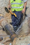El trabajador cortó la sección del tubo 2 de la tubería de agua Imagenes de archivo