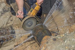El trabajador cortó la sección del tubo 3 de la tubería de agua Fotografía de archivo