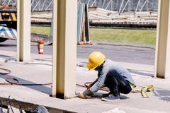 El trabajador de construcción era acero doméstico en zona de la construcción Fotos de archivo El trabajador de construcción era acero doméstico en zona de la construcción Fotos de archivo