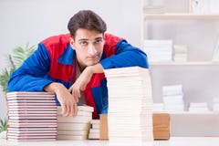 El trabajador en la casa editorial que prepara orden del libro imagen de archivo El trabajador en la casa editorial que prepara orden del libro imagen de archivo