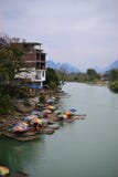 El transportar en balsa de bambú en el río Guilin, río Yangshuo, Guangxi CHINA de Li de Yulong imagenes de archivo El transportar en balsa de bambú en el río Guilin, río Yangshuo, Guangxi CHINA de Li de Yulong imagenes de archivo