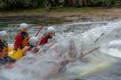 El transportar en balsa de Whitewater en el r?o de Kaituna imágenes de archivo libres de regalías El transportar en balsa de Whitewater en el r?o de Kaituna imágenes de archivo libres de regalías