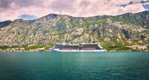 El trazador de líneas de la travesía va a Kotor por las pequeñas ciudades auténticas viejas Golfo de Boka Kotorska, Montenegro imagen de archivo El trazador de líneas de la travesía va a Kotor por las pequeñas ciudades auténticas viejas Golfo de Boka Kotorska, Montenegro imagen de archivo
